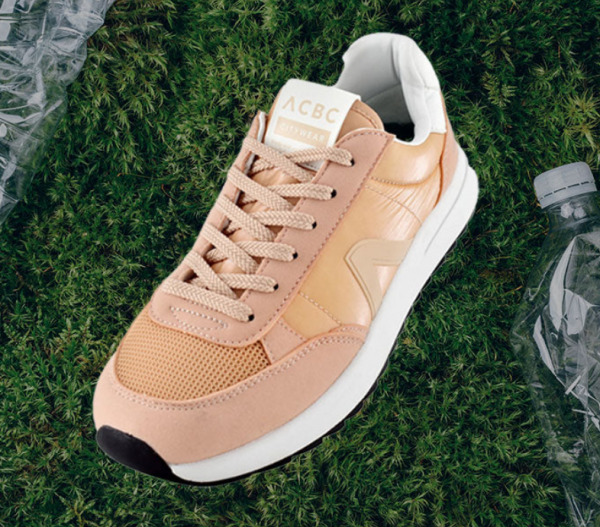 Sepatu Sneakers dengan Perpaduan Material